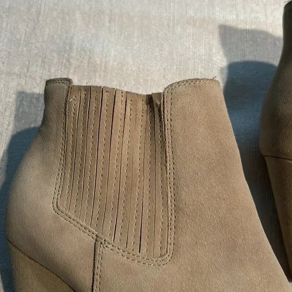 Saks Fifth Avenue Women’s Ankle Booties Cream Color W/ Fur lined inside Size 5 - Picture 4 of 16